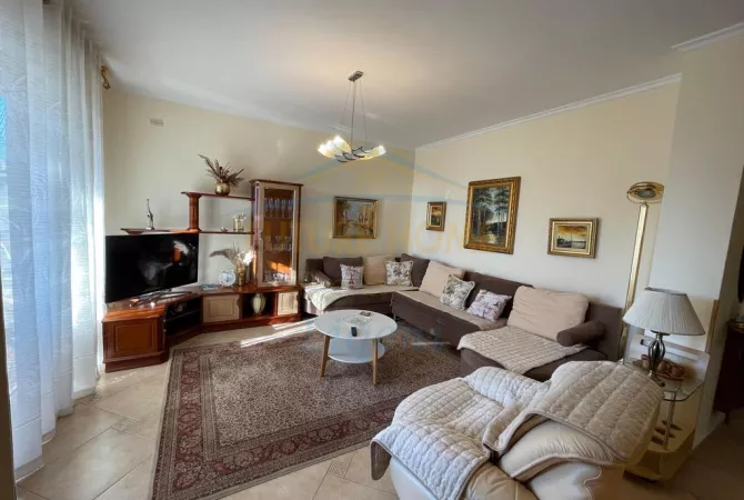 Shtepi me qera 3+1 ne Tirane - 1,000 Euro