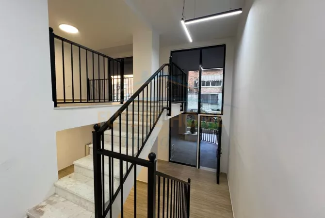 Ambiente Commerciale in Affitto 3+1 a Tirana - 1,000 Euro