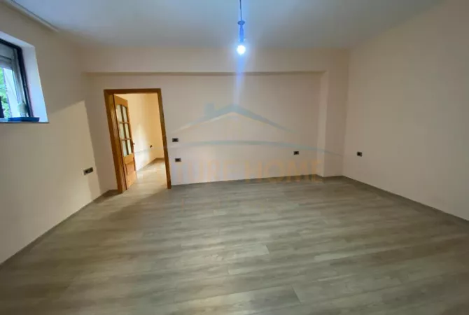 Shtepi me qera Apartament ne Tirane, 1+1, Mobilimi Bosh, pa mobiluar, Pagesa 450  Euro.