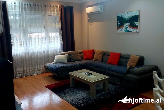 Kopshti Zologjik, jepet me qera apartament 2+1.