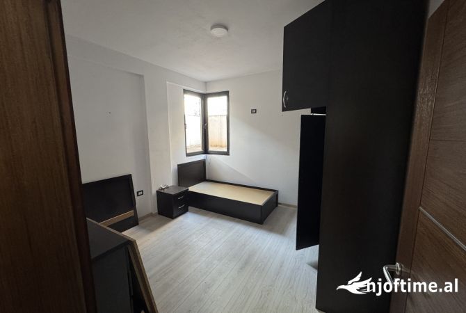 Shtepi me qera Apartament ne Tirane, 2+1, Mobilimi E mobiluar, Pagesa 400  Euro.