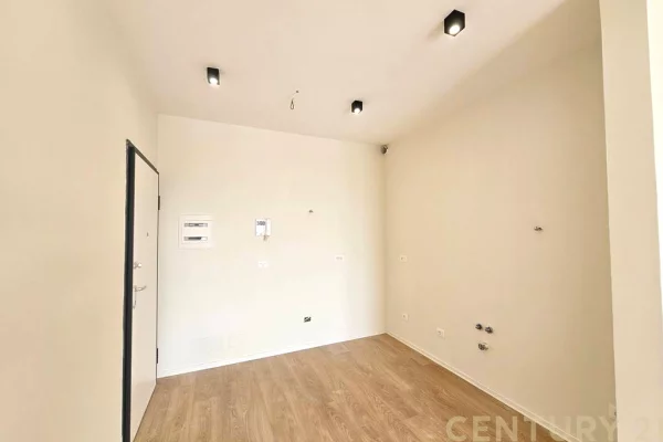 ZYRE PER QIRA NE TIRANA GARDEN BUILDING -KATI 20