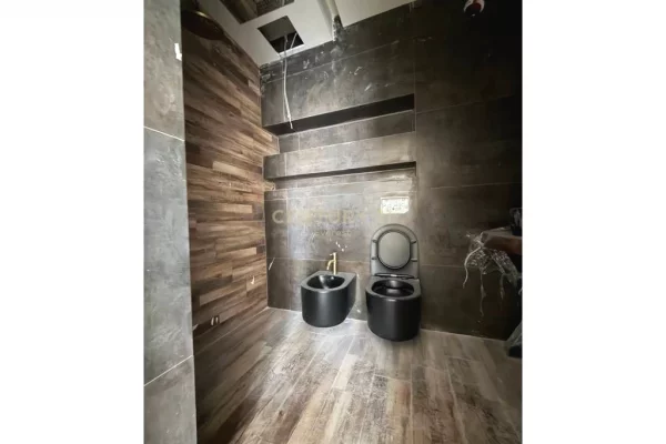 Shtepi ne shitje Apartament ne Tirane, 3+1, Mobilimi E mobiluar, Pagesa 210,000  Euro.