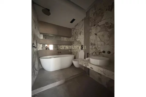 Shtepi ne shitje Apartament ne Tirane, 3+1, Mobilimi E mobiluar, Pagesa 210,000  Euro.