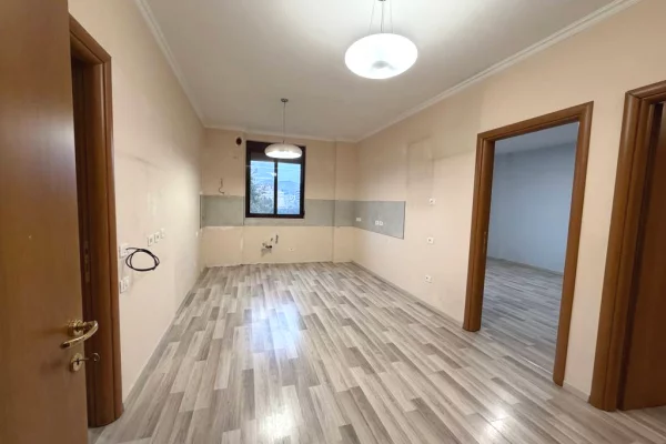 Shtepi me qera 3+1 ne Tirane - 1,000 Euro