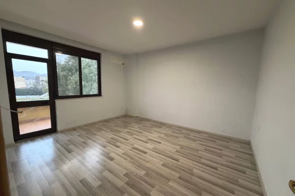 Shtepi me qera Apartament ne Tirane, 3+1, Mobilimi Bosh, pa mobiluar, Pagesa 1,000  Euro.