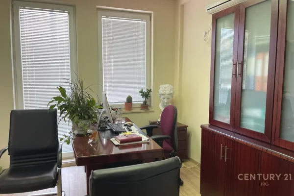 Ambient biznesi me qera 3+1 ne Tirane - 1,500 Euro