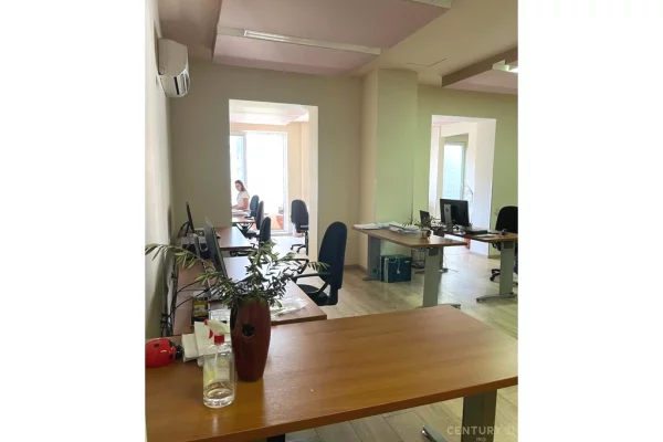 Ambient biznesi me qera 3+1 ne Tirane - 1,500 Euro