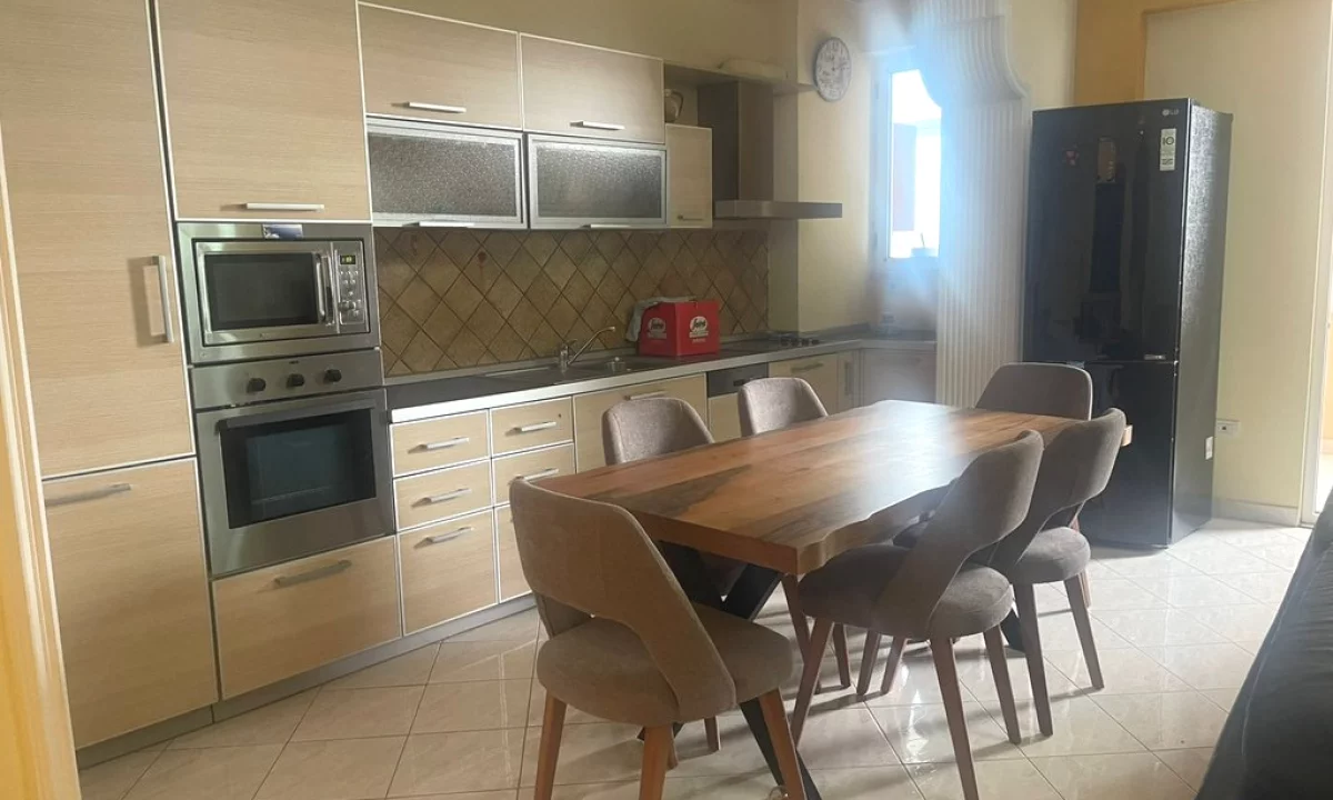 Shtepi me qera Apartament ne Tirane, 3+1, Mobilimi Pjeserisht e mobiluar, Pagesa 800  Euro.