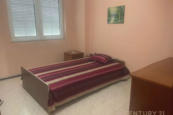 Shtepi me qera Apartament ne Tirane, 3+1, Mobilimi Pjeserisht e mobiluar, Pagesa 800  Euro.