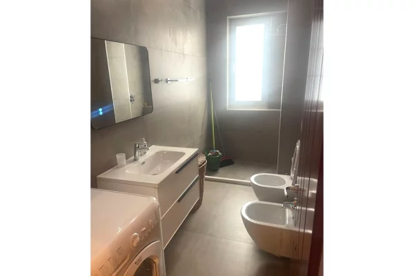 Shtepi me qera Apartament ne Tirane, 3+1, Mobilimi Pjeserisht e mobiluar, Pagesa 800  Euro.