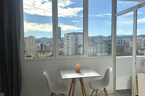 Shtepi ne shitje Apartament ne Tirane, 1+1, Mobilimi Pjeserisht e mobiluar, Pagesa 140,000  Euro.