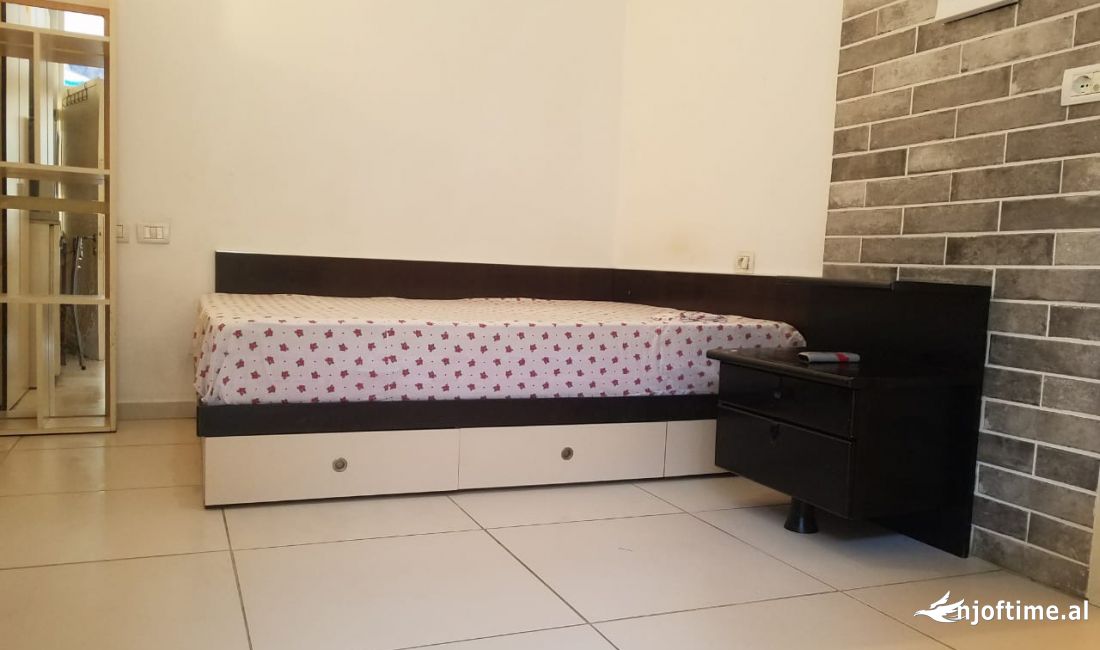 Shtepi me qera Apartament ne Tirane, Garsoniere, Mobilimi E mobiluar, Pagesa 320  Euro.