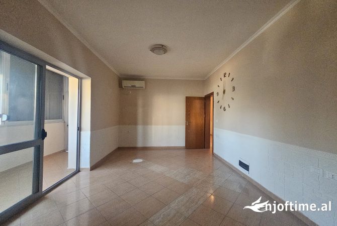 Ambient biznesi me qera 3+1 ne Tirane - 600 Euro