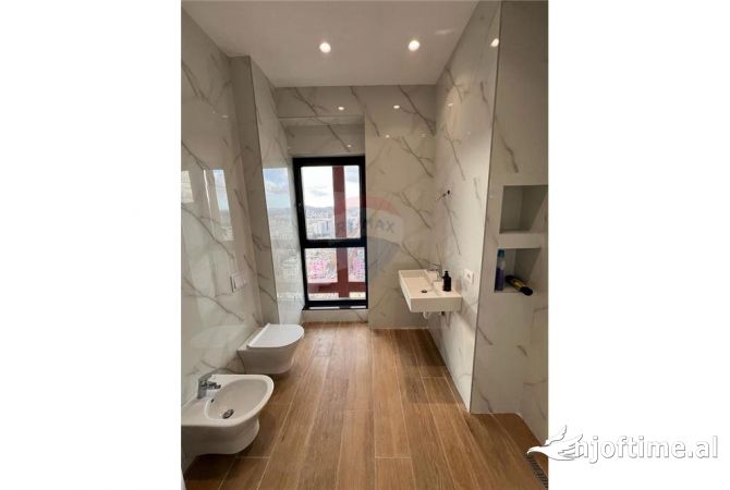 Ambient biznesi me qera 3+1 ne Tirane - 1,000 Euro