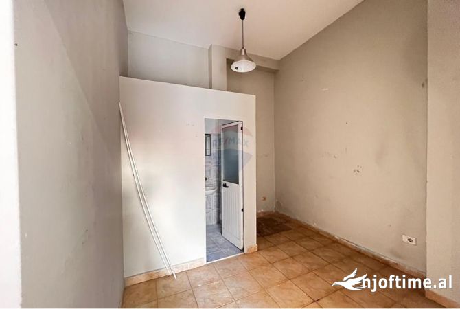 Ambient biznesi me qera 3+1 ne Tirane - 300 Euro