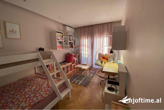 Shtepi ne shitje Apartament ne Tirane, 3+1, Mobilimi Pjeserisht e mobiluar, Pagesa 268,000  Euro.