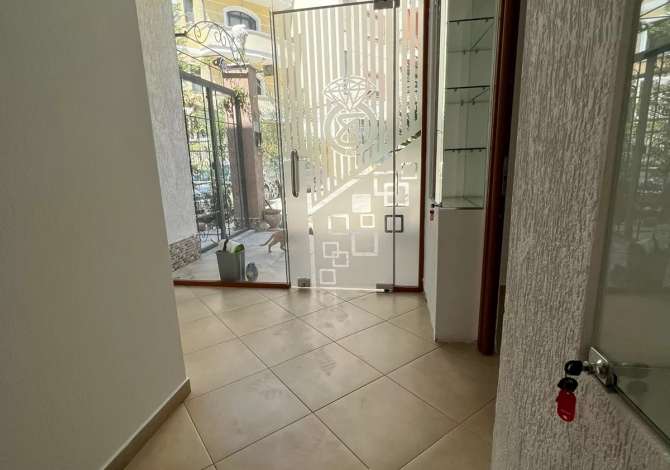 Ambient biznesi me qera 3+1 ne Tirane - 1,300 Euro