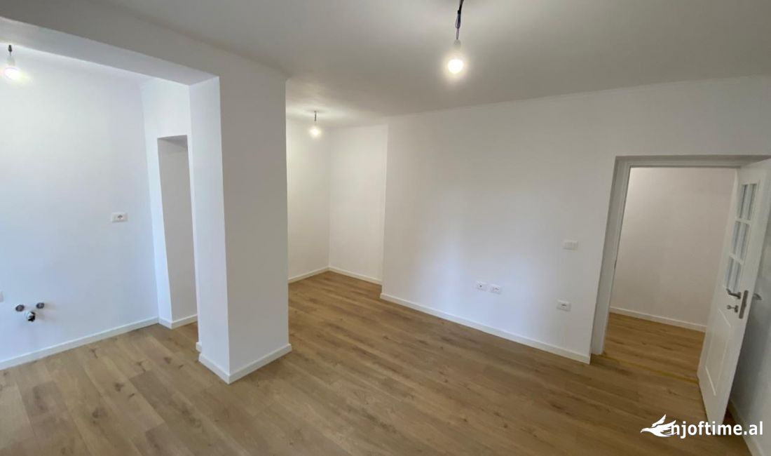 Shtepi ne shitje Apartament ne Tirane, 2+1, Mobilimi Bosh, pa mobiluar, Pagesa 185,000  Euro.