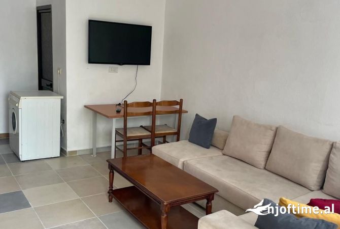 Shtepi me qera 2+1 ne Tirane - 370 Euro
