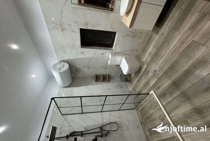 Shtepi me qera Papafingo(kati i catise) ne Tirane, 2+1, Mobilimi E mobiluar, Pagesa 450  Euro.