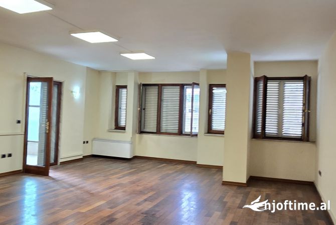 Ambient biznesi me qera 3+1 ne Tirane - 2,000 Euro