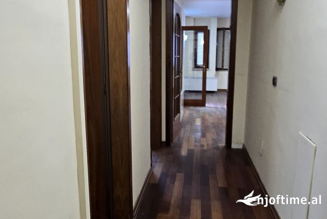 Ambient biznesi me qera 3+1 ne Tirane - 2,000 Euro