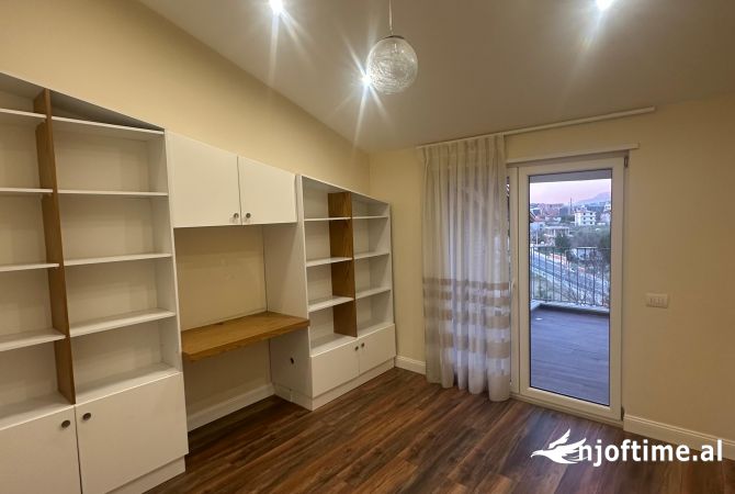 Shtepi me qera Penthose(kati i fundit panoramik) ne Tirane, 3+1, Mobilimi E mobiluar, Pagesa 1,500  Euro.