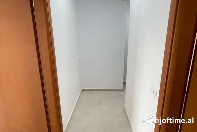 Shtepi ne shitje Apartament ne Tirane, 1+1, Mobilimi Bosh, pa mobiluar, Pagesa 78,000  Euro.