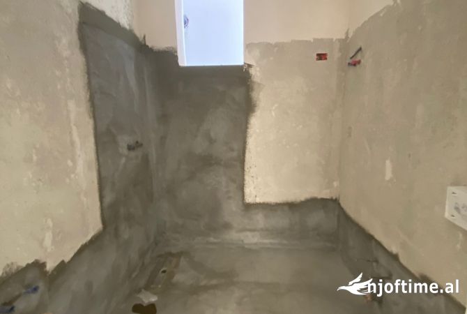 Shtepi ne shitje Apartament ne Vlore, 2+1, Mobilimi Bosh, pa mobiluar, Pagesa 248,850  Euro.