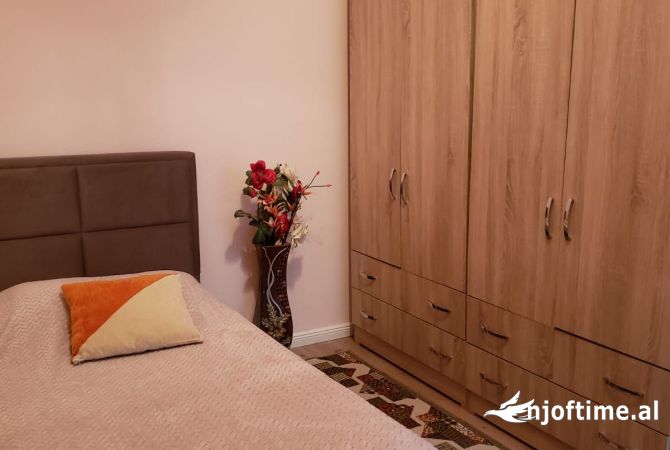 Shtepi me qera Duplex(shtepi me 2 kate) ne Tirane, 3+1, Mobilimi E mobiluar, Pagesa 700  Euro.