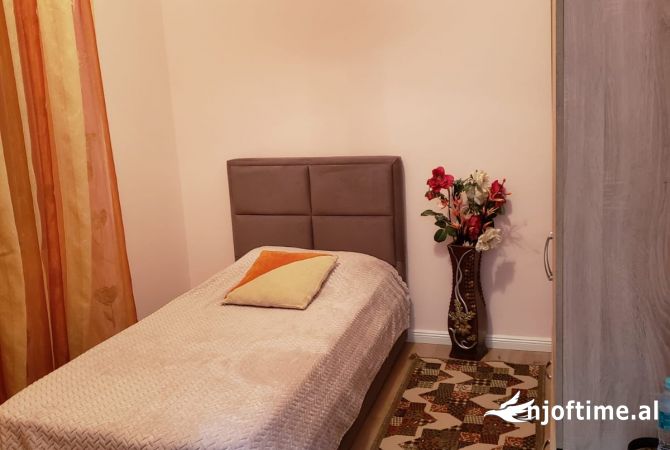 Shtepi me qera Duplex(shtepi me 2 kate) ne Tirane, 3+1, Mobilimi E mobiluar, Pagesa 700  Euro.