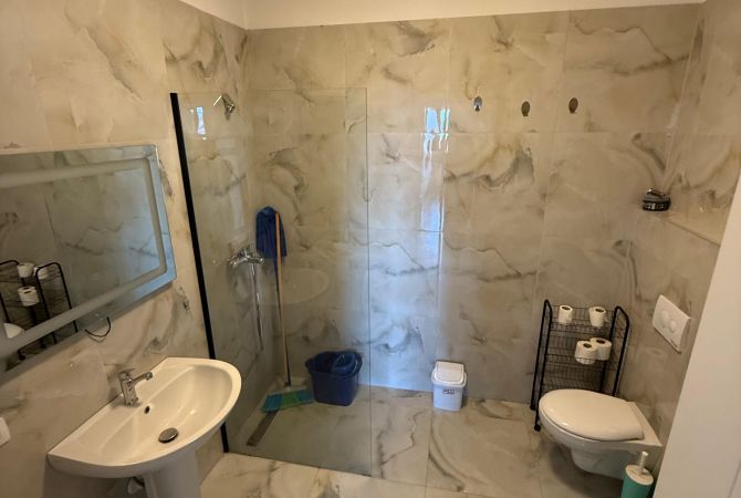 Shtepi me qera Apartament ne Tirane, 2+1, Mobilimi E mobiluar, Pagesa 650  Euro.