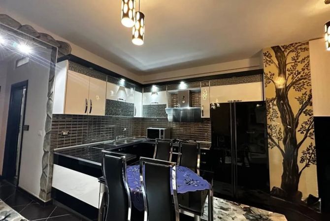 Shtepi me qera Apartament ne Tirane, 3+1, Mobilimi E mobiluar, Pagesa 700  Euro.