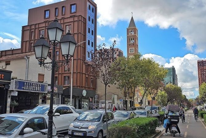 Ambient biznesi me qera 3+1 ne Tirane - 300 Euro