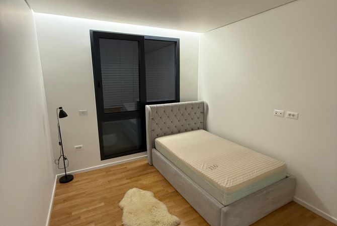 Shtepi me qera Apartament ne Tirane, 3+1, Mobilimi E mobiluar, Pagesa 2,300  Euro.