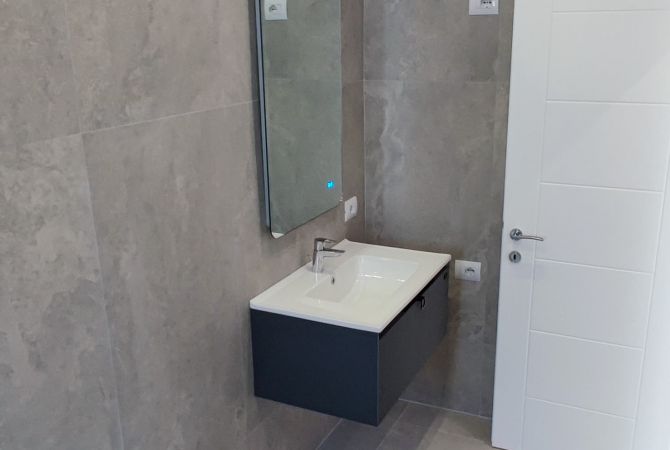 Shtepi me qera Apartament ne Tirane, 2+1, Mobilimi Pjeserisht e mobiluar, Pagesa 550  Euro.