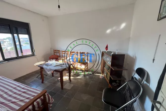 Shtepi ne shitje Apartament ne Durres, 2+1, Mobilimi Bosh, pa mobiluar, Pagesa 60,000  Euro.