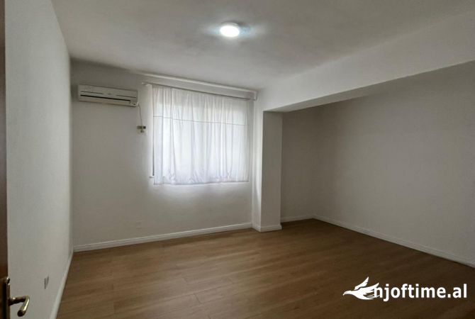 Shtepi me qera Apartament ne Tirane, 2+1, Mobilimi Bosh, pa mobiluar, Pagesa 950  Euro.