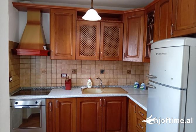 Shtepi me qera Apartament ne Tirane, 2+1, Mobilimi E mobiluar, Pagesa 550  Euro.