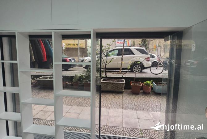 AMBJENT BIZNESI/ DYQAN ME QIRA PRANE SHESHIT WILLSON