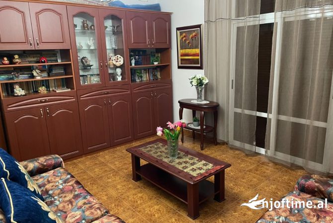 Shtepi me qera Apartament ne Tirane, 2+1, Mobilimi E mobiluar, Pagesa 600  Euro.