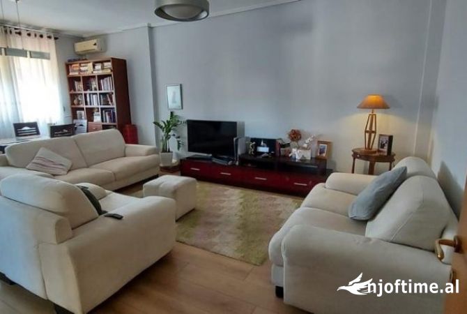 Shtepi me qera Apartament ne Tirane, 2+1, Mobilimi E mobiluar, Pagesa 650  Euro.