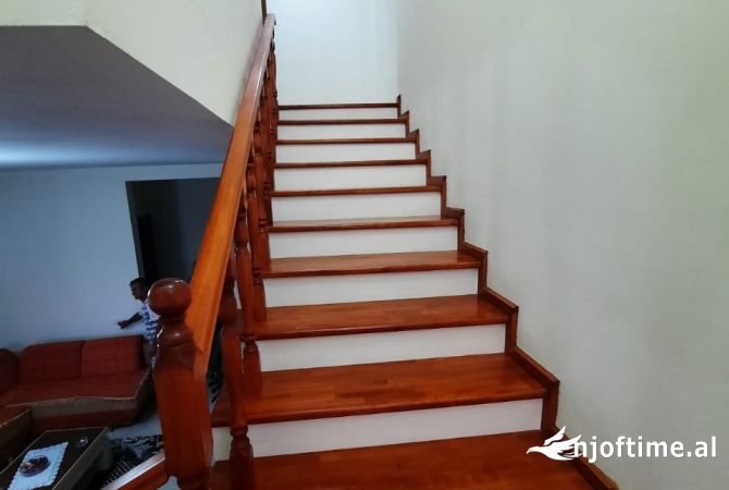 Shtepi me qera Shtepi Private ne Tirane, 4+1, Mobilimi E mobiluar, Pagesa 1,400  Euro.