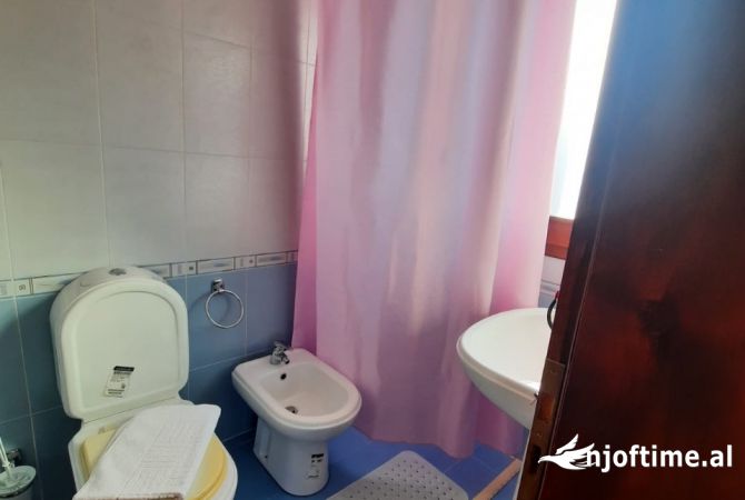 Shtepi me qera Shtepi Private ne Tirane, 4+1, Mobilimi E mobiluar, Pagesa 1,400  Euro.