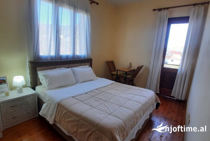 Shtepi me qera Shtepi Private ne Tirane, 4+1, Mobilimi E mobiluar, Pagesa 1,400  Euro.