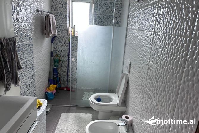 Shtepi ne shitje Apartament ne Tirane, 3+1, Mobilimi E mobiluar, Pagesa 215,000  Euro.