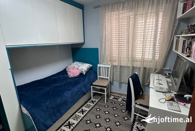 Shtepi ne shitje Apartament ne Tirane, 3+1, Mobilimi E mobiluar, Pagesa 215,000  Euro.