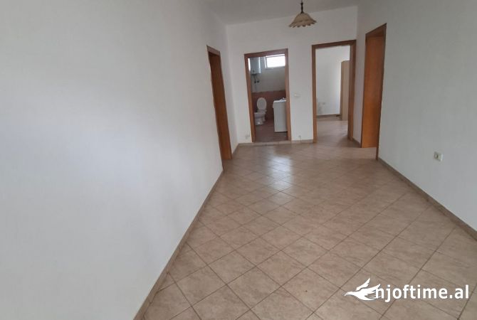 Shtepi me qera Apartament ne Tirane, 2+1, Mobilimi Pjeserisht e mobiluar, Pagesa 400  Euro.