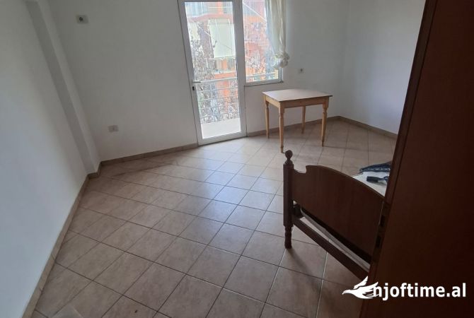 Shtepi me qera Apartament ne Tirane, 2+1, Mobilimi Pjeserisht e mobiluar, Pagesa 400  Euro.